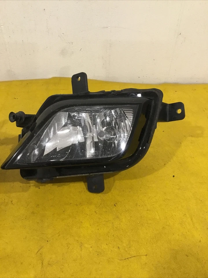 Luzes de neblina laterais direita e esquerda do Volkswagen Jetta 2015-2018  - Imagem 3 de 4