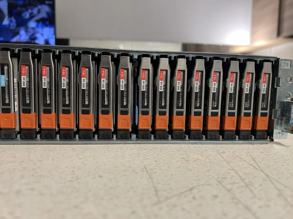EMC SAE 25-Bay SFF Hard Disk Expansion Array 11x 200GB SSD 14x 600GB SAS HDDs - image 3 of 4