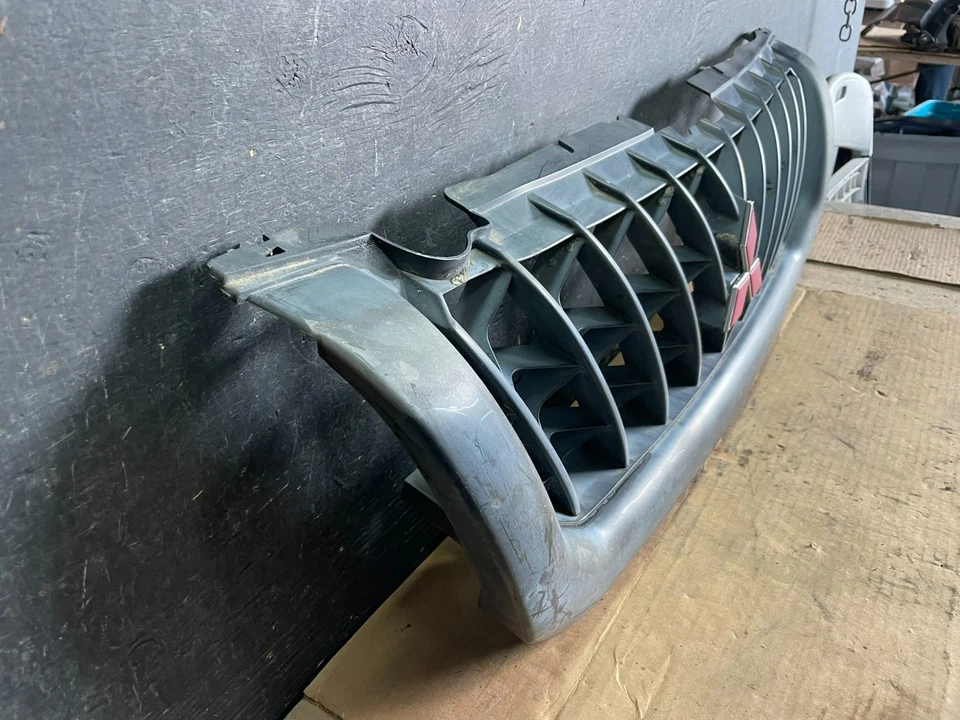 Передняя верхняя решетка радиатора 2000 2001 Mitsubishi Montero неоригинальная R0078 DG - Изображение 3 из 4