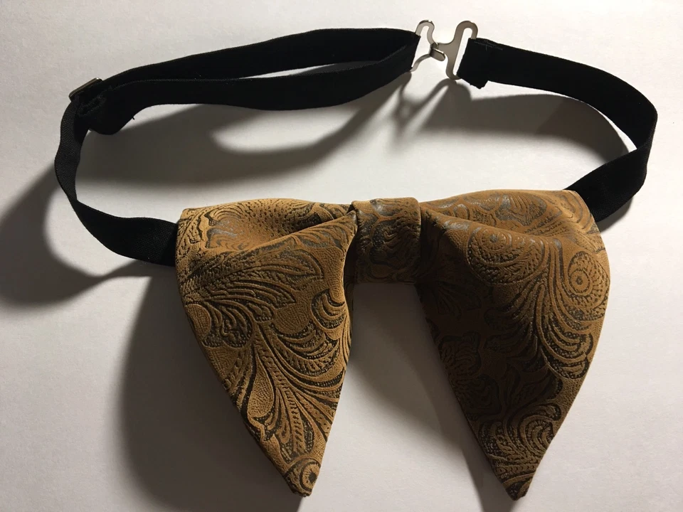 Pajarita hecha a mano de cuero sintético marrón estilo vintage años 70 pajarita ajustada Foto 3 de 3