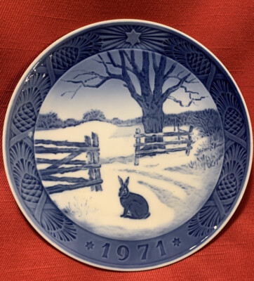 1971 Royal Copenhagen Denmark ''Hare In Winter'' Rabbit Christmas Delftware Plate