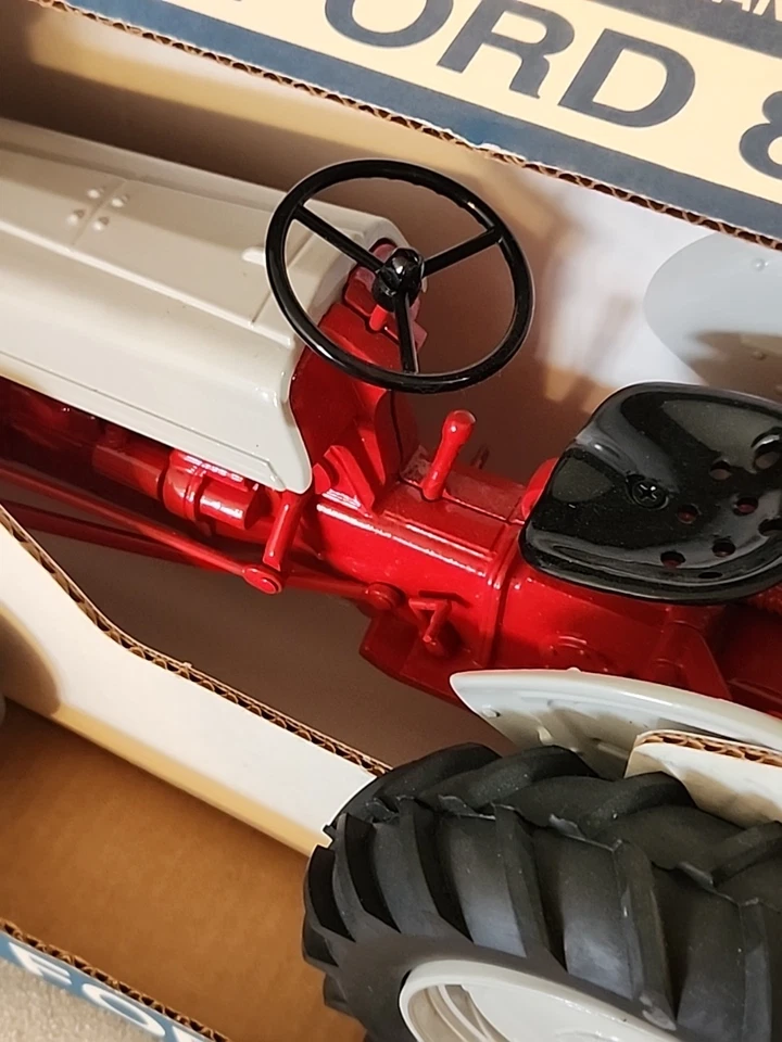 New ERTL Scale Models 1/8 Ford 8N New Holland with Shipping Box JLE406DS  - Image 3 of 4