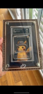 SAMMLE AURA 10 Pokémon x Van Gogh Museum: Pikachu mit grauem Filzhut Promo Karte