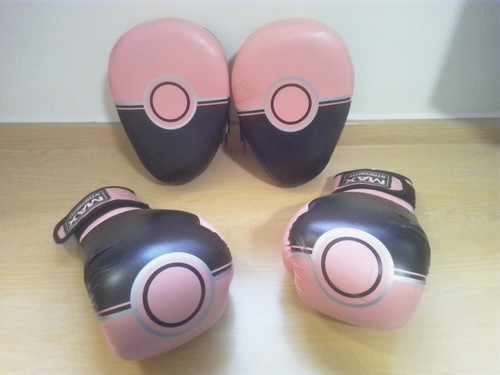 Max Strength 10 Oz Boxing Gloves and Focus Pads Set Hook Punch Mitts Pink Black