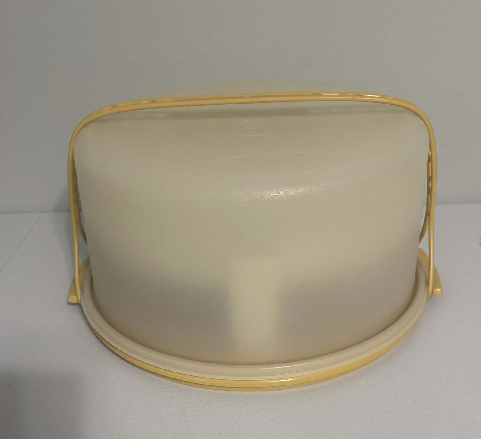Tupperware 13 " Cake Taker Carrier Harvest Gold #1256 Pie Rack Handle