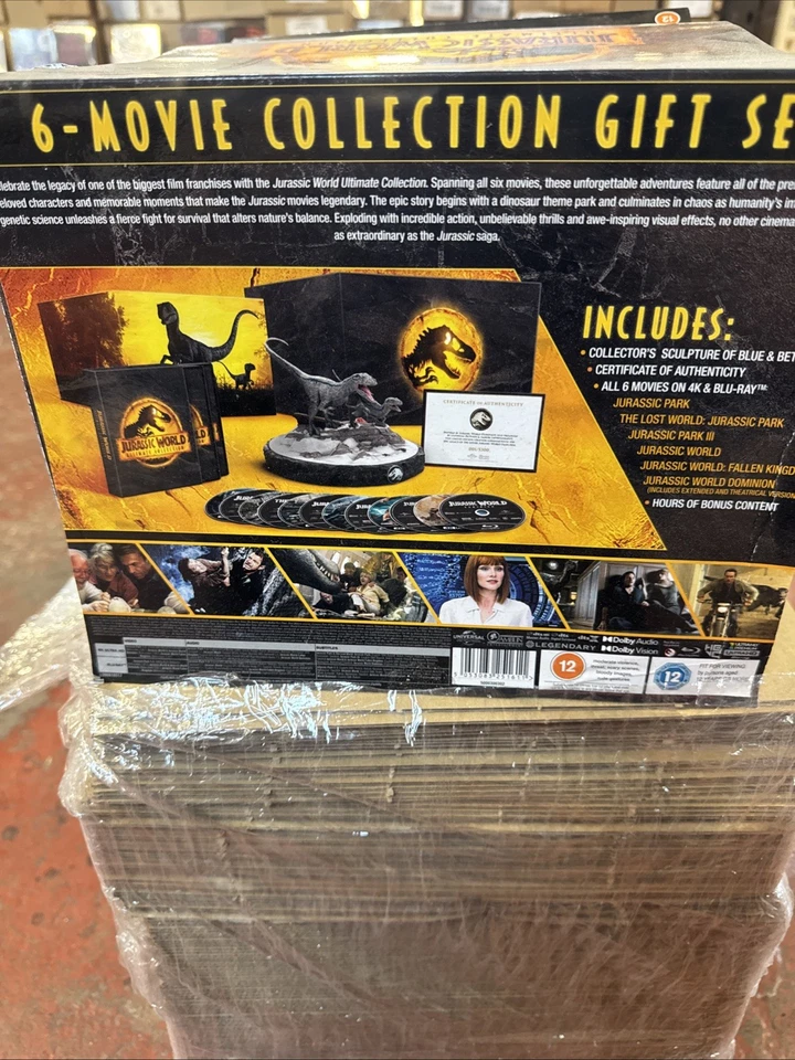 Jurassic World Ultimate Collection Premium Gift Set 4K UHD Blu-ray & Figure READ - Image 3 of 4
