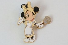 Disney World Pin Trading 2005 Cast Exclusive Minnie House Keeping