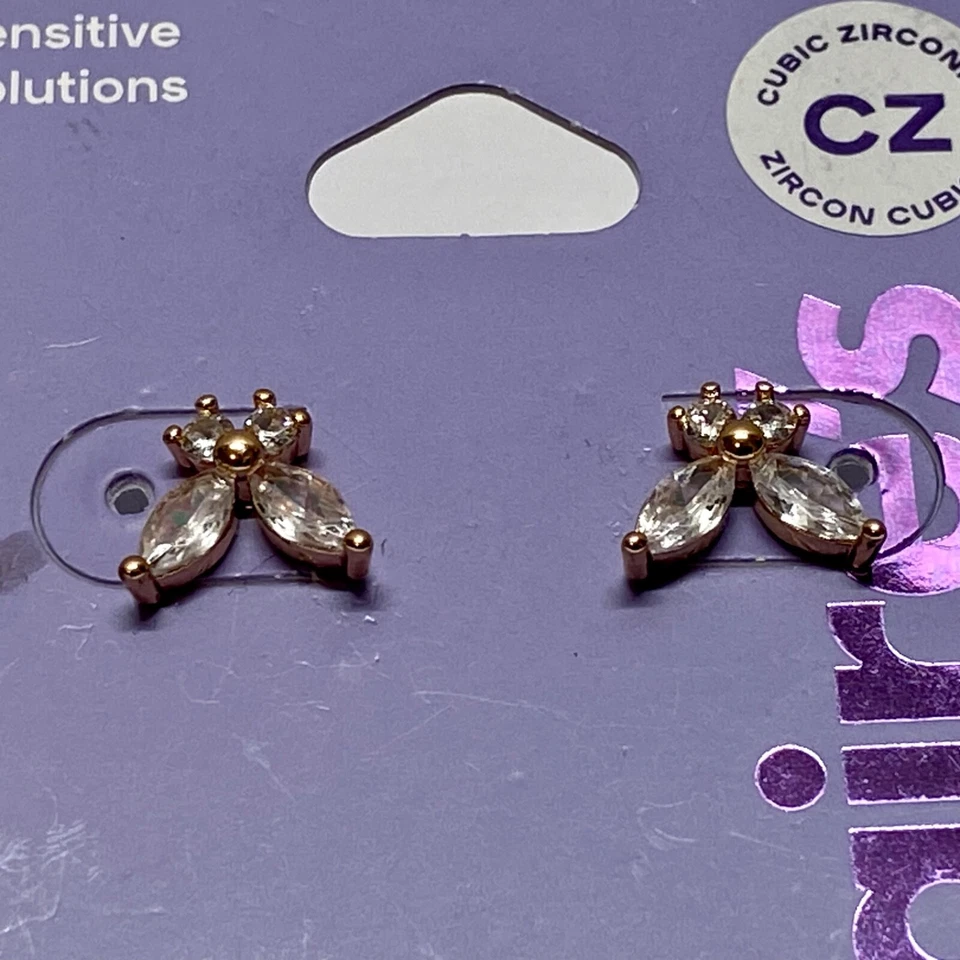 Juego de aretes de circonita cúbica Claire's Sensitive Solutions diseño floral de hojas Foto 2 de 4