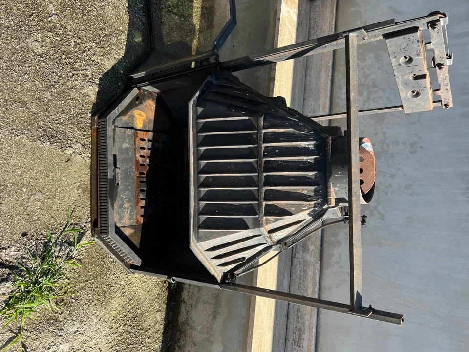 Camino a legna GODIN modello 935 PR in ghisa con vetro sollevabile ed apribile. - Immagine 3 di 4