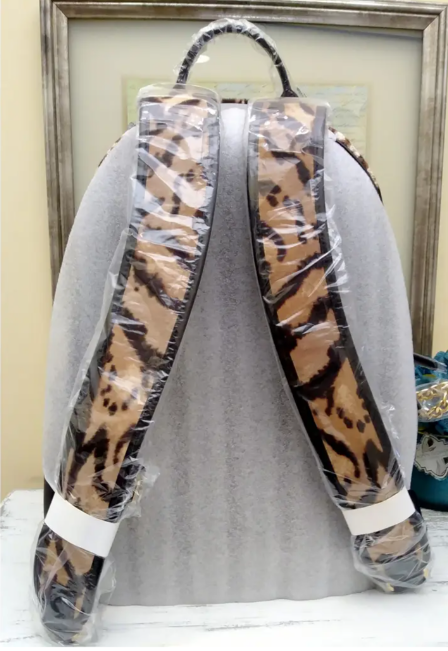 MCM Leopard Print Calfskin Large Backpack with Gold Plated  display picture 3