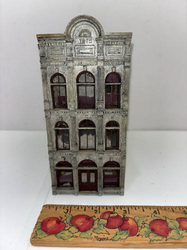 Ho Scale Buildings. 3 Story Apartment Building. Lot 45
