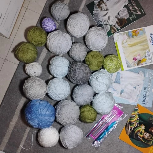 Mixed Lot Plain Yarn Balls Gray Blue Green White Purple w/ Crochet Books & Hooks image 2