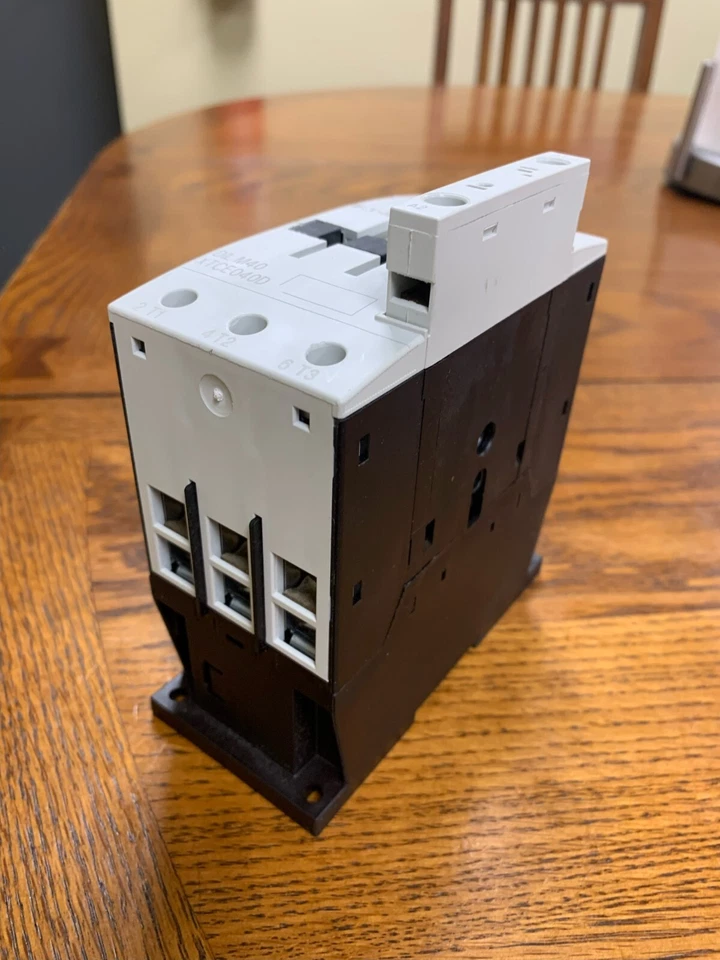 EATON CONTACTOR DIL M40 60 AMP. BOBINA 208 VOLTIOS NUEVA EN CAJA Foto 4 de 4