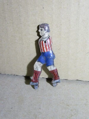 JOUEUR DE FOOTBALL Tôle Lithographiée 5,8cm Figurine Jouet Ancien 140X - Photo 1/4