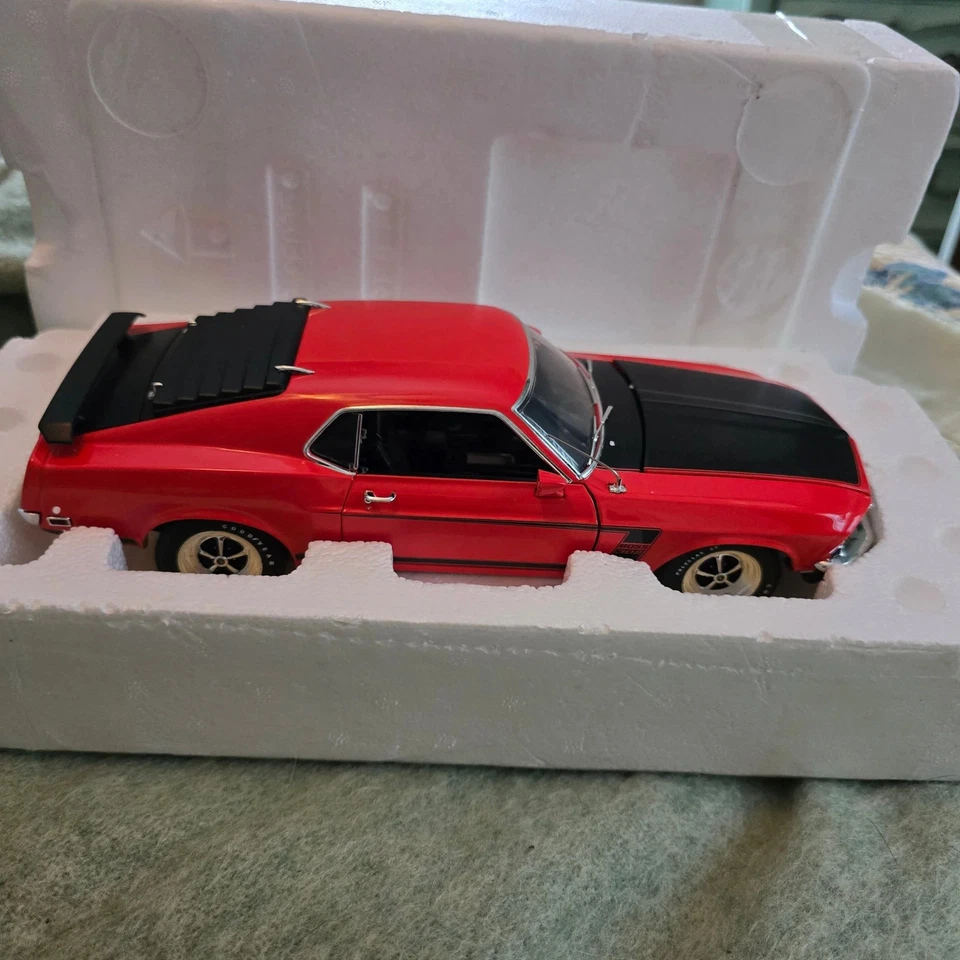 1969 Ford Mustang Boss 302 1:18 Hamilton Collection – Red model car Louvers - Image 3 of 4