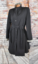 Gabardina grande Gallery negra con ribete beige con cinturón forrada con cremallera resistente al agua