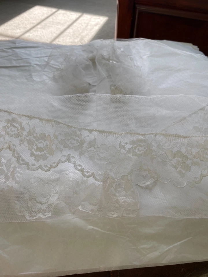 VELO DE PRIMERA COMUNIÓN VINTAGE DE ENCAJE DOBLE NIVEL CON DIADEMA 25” 1960’S Foto 4 de 4