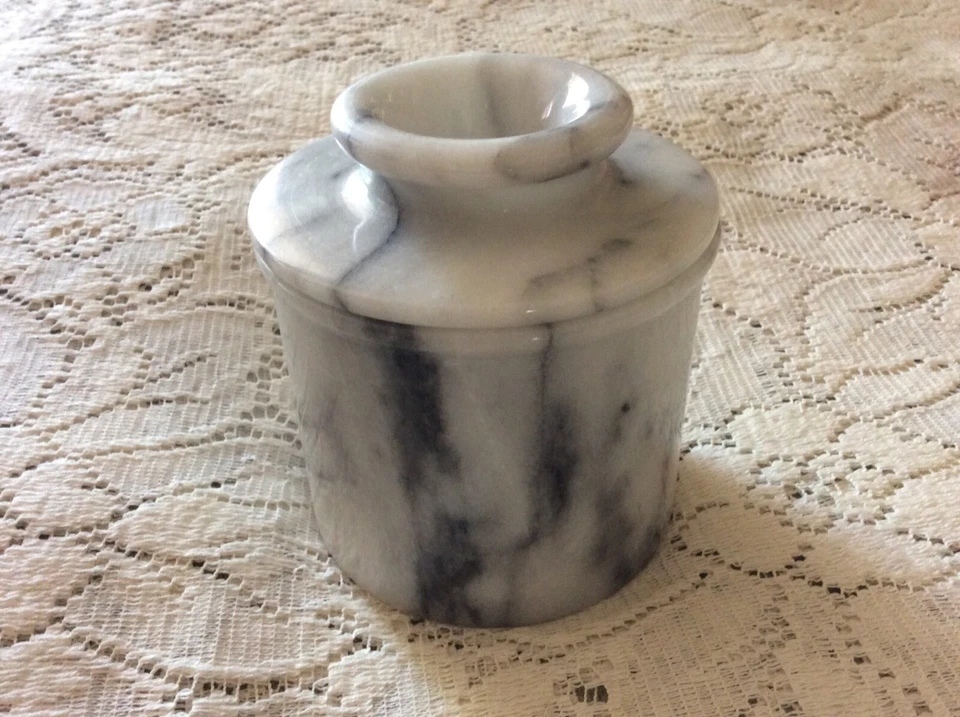 Sin usar, en caja Norpro #278 Vasija de almacenamiento de mantequilla de mármol hecha a mano Foto 3 de 4