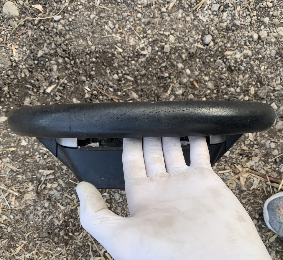 2004-2009 TOYOTA PRIUS STEERING WHEEL BLACK CRUISE & RADIO EQUIPPED USED OEM! - Imagem 3 de 3