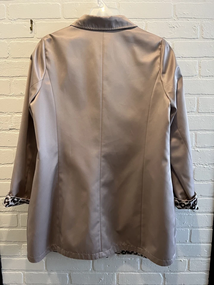 Abrigo impermeable reversible beige con estampado animal leopardo grande Dennis Basso para mujer Foto 2 de 4