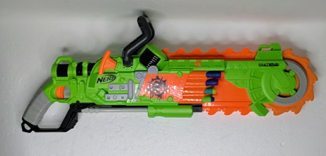 Nerf ZombieStrike Brainsaw Blaster Chainsaw Pump Action W/8 Ammo