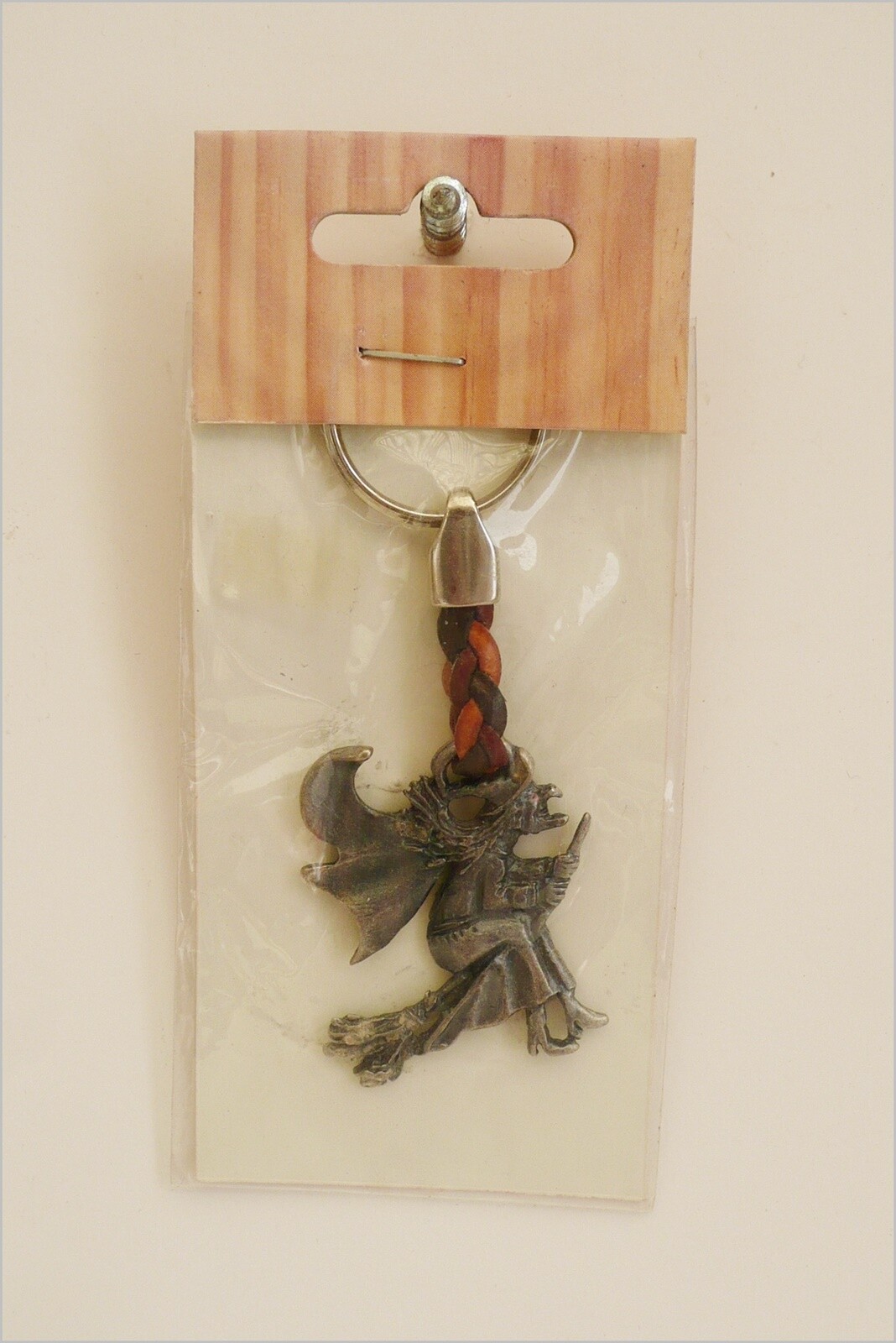 Brujita con escoba voladora, llavero talisman, Ref. 102