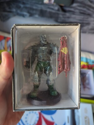 DOOMSDAY JUICIO FINAL EAGLEMOSS DC COMICS. HOLDING SUPERMAN CAPE( NEW AND BOXED)