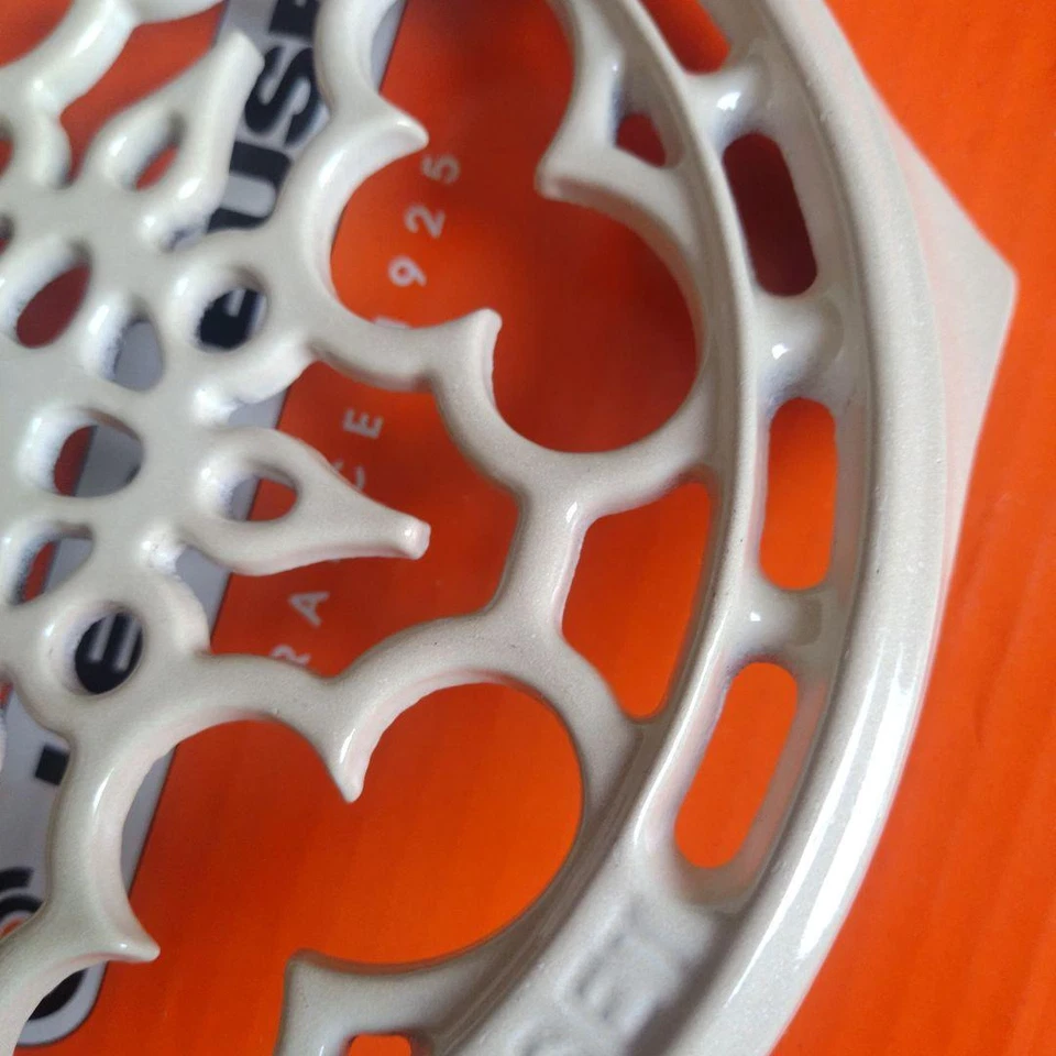 Vajilla de fundición Le Creuset redonda trivet merengue duna 21 cm Foto 3 de 4