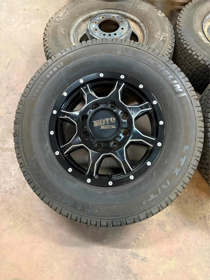 Juego de ruedas usadas Moto Metal Doble MO995 '89-'18 RAM 3500 Doble 235/80R17 LT Foto 4 de 4