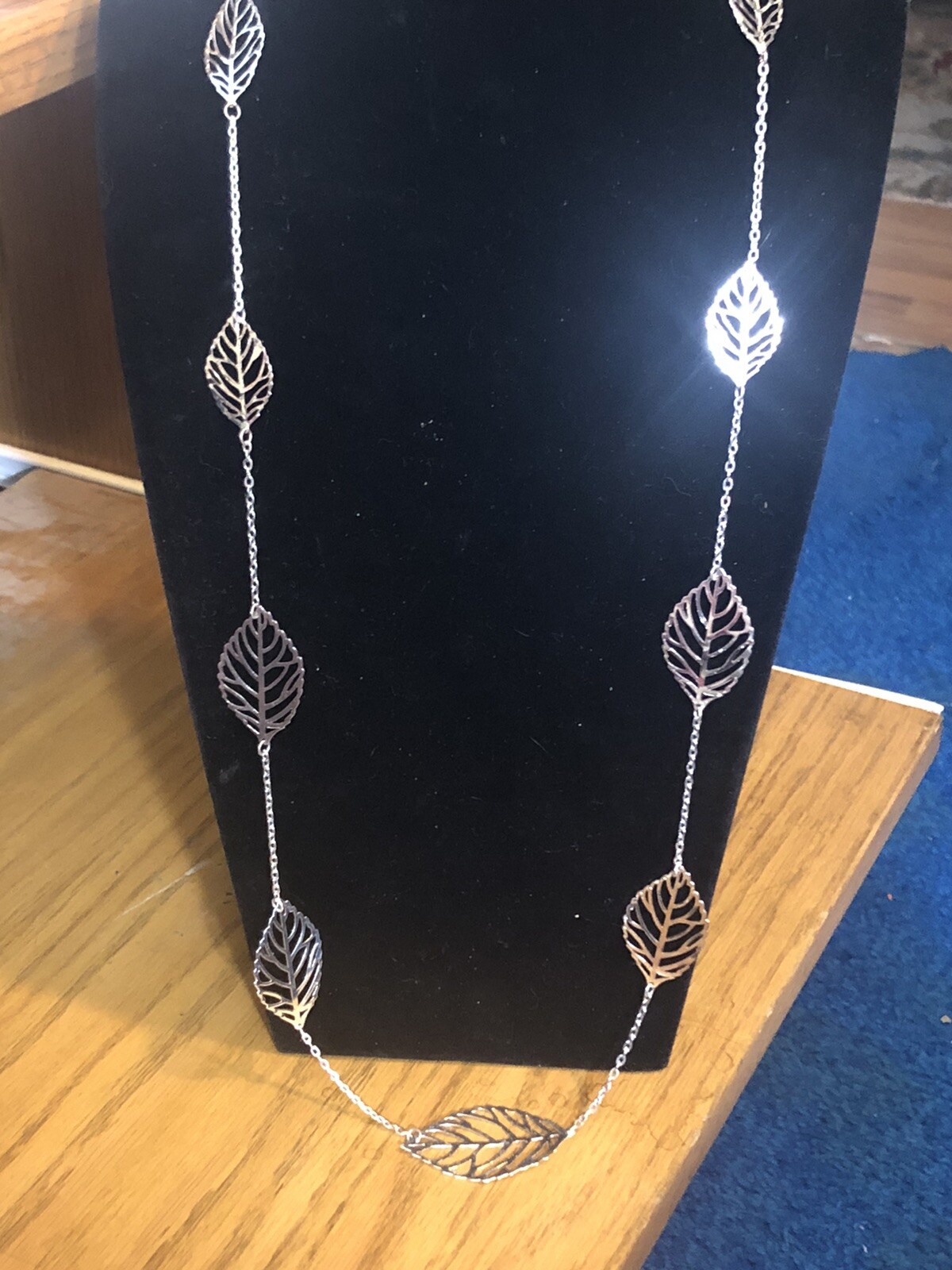 silver toned leafs with chain spacing 18 in with a 3 in ext