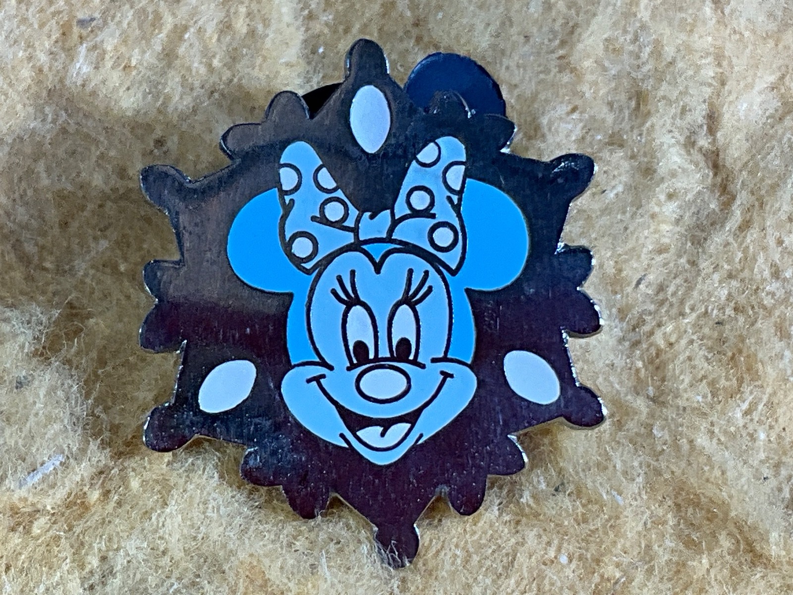 C13-43 DISNEY PIN - MINNIE MOUSE - 2007 - DISNEYLAND RESORT HOTEL HIDDEN MICKEY