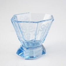 Geschliffene Art Déco Kristall Glas Bonboniere / Schale / Vase, hellblau, eckig