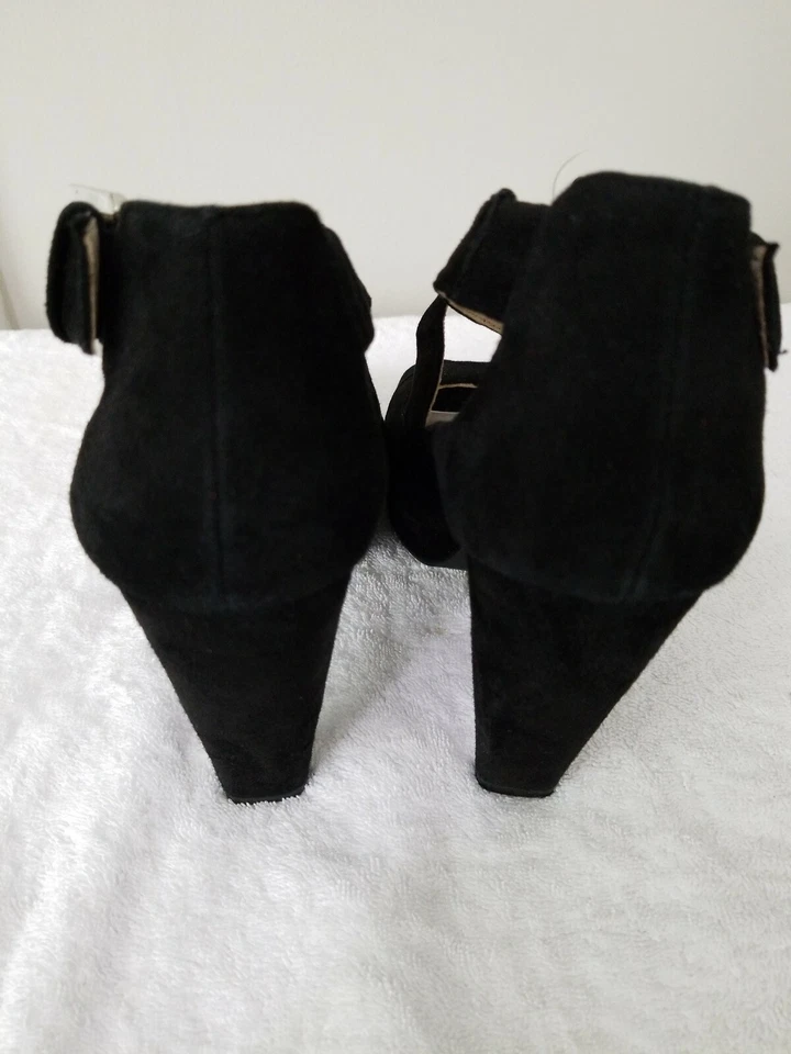 Sandalia Michael Kors con correa al tobillo con dije de cuña talla 8 1/2M Foto 2 de 4