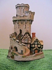 David Winter - Castle Cottage of Warwick - In excellent condition.