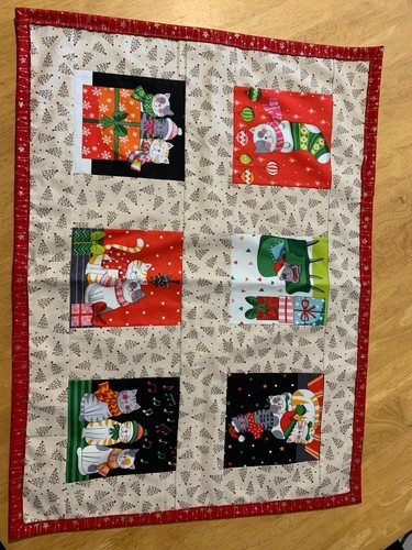 NEW HAND MADE SMALL CHRISTMAS TABLE RUNNER CHRISTMAS CATS UNIQUE CENTRE PIECE - Picture 2 of 2