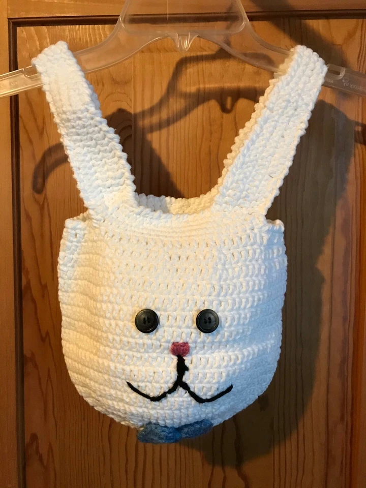 Bolso de Pascua de ganchillo hecho a mano Mr. Bunny con pajarita azul Foto 4 de 4