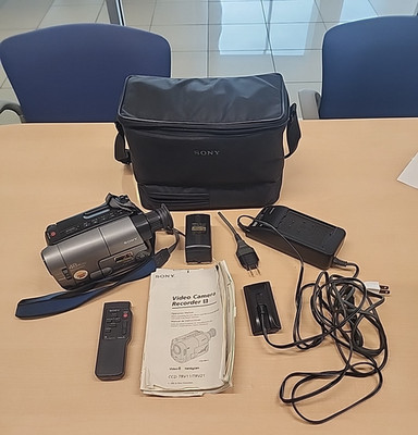 Sony Handycam CCD-TRV21 Video 8 24X Steady Shot Camcorder Bundle TESTED & WORKS!