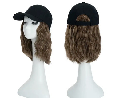 Wellige Perücke im Baseball Cap