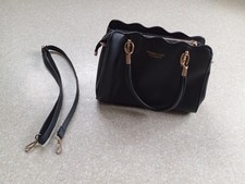 Sac à main noir chic avec bandoulière
