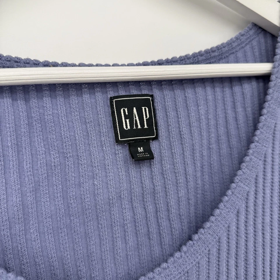 Blusa Gap Roxa Azul Pointelle Botão Frontal Manga Longa Tamanho Médio - Imagem 4 de 4