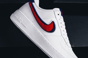 Nike Air Force 1 One 07 Niedrig LV8 Chenille Swoosh Weiß Blau ROT 6 7 8 Nike Air Force 1 One 07 Niedrig LV8 Chenille Swoosh 8 Weiß Blau ROT 6 7 8 Swoosh 032bf2