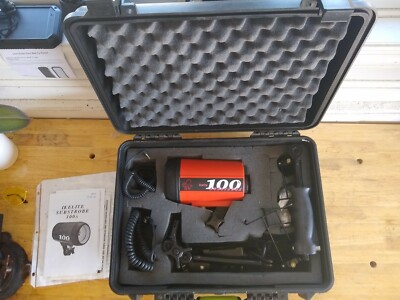 Ikelite 100 Substrobe w/ Helix Spacers & Nikonos V Grip (in hard case)