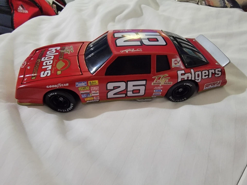Nascar #25 Folgers Tim Richmond Die Cast Bank escala 1:24 Foto 2 de 4