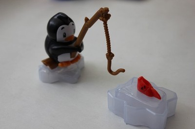 Kinder Überraschung Maxi-Ei - Iced Beach Penguins Winter, Fishing Penguin, neu