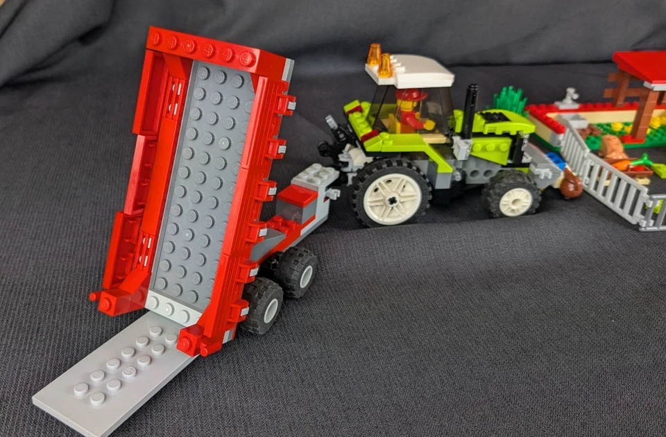 Lego City Pig Farm & Tractor 7684 completo retirado Foto 4 de 4