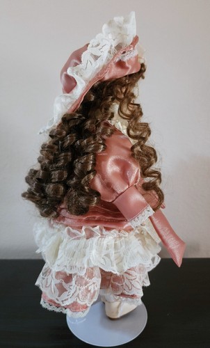Vintage 14" Porzellanpuppe ~ rosa & cremefarbenes Kleid mit Hut + Box & Ständer ~ hat Wimpern - Bild 3 von 18