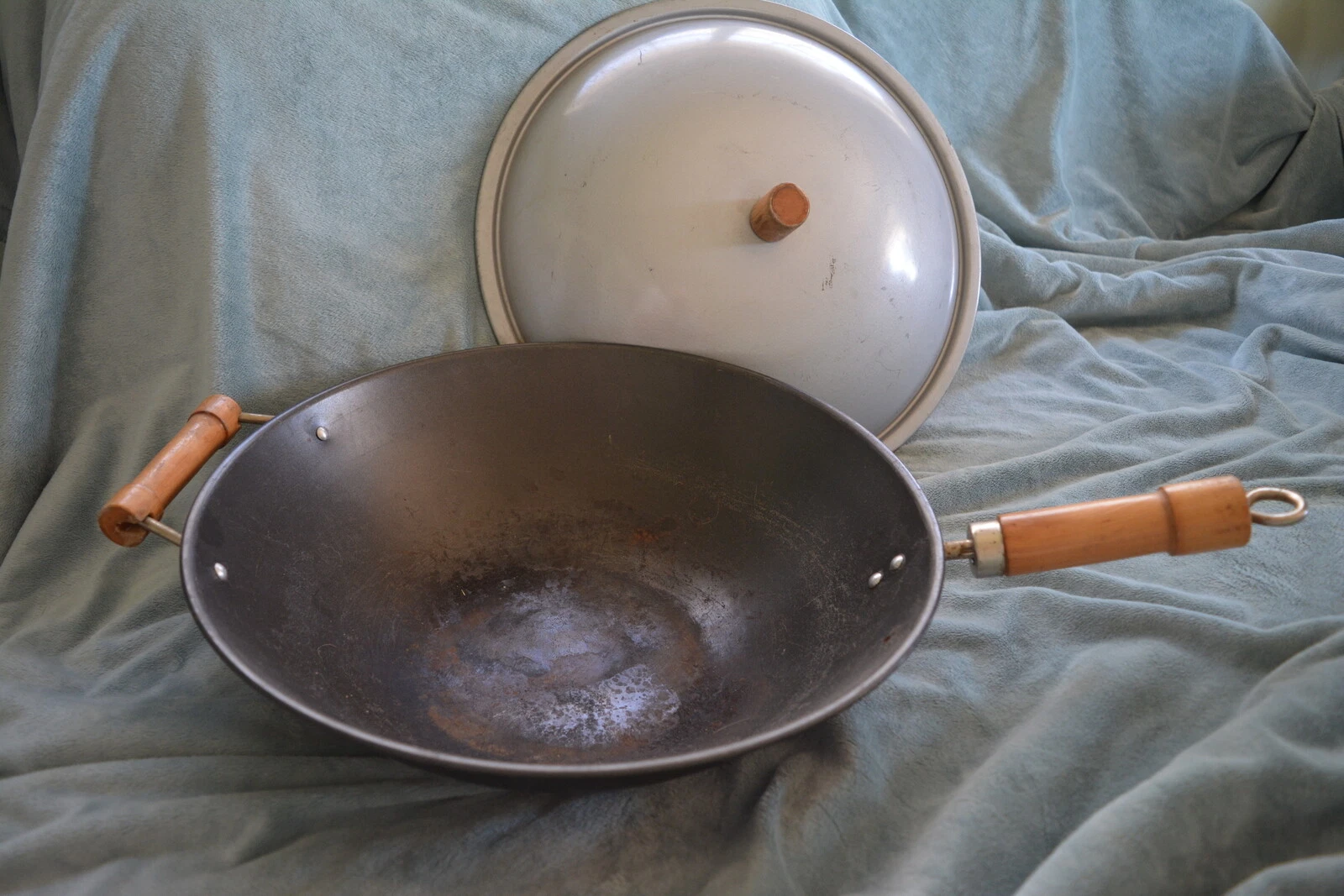 Large Flat Bottom Wok w/ Wood Handles & Lid 14 Inches In Diameter
