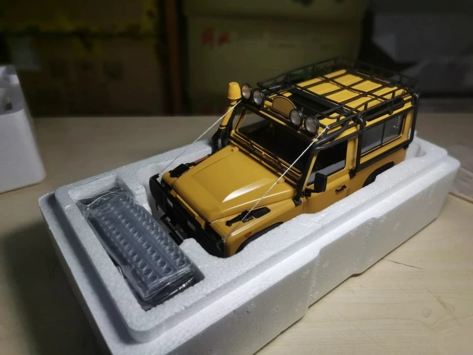 Kyosho Land Rover Defender 90 Yellow 1:18 Model Car - Immagine 4 di 4
