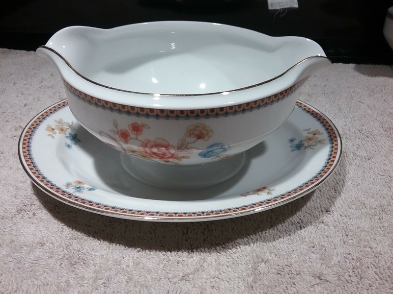 VINTAGE BAVARIA TIRSCHENREUTH "ESSEX" GRAVY/SAUCE BOAT & ATTACHED UNDERPLATE