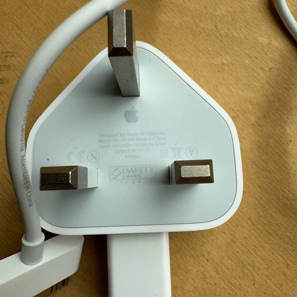GENUINE Apple iPad 1 2 3 Mains Charger Adaptor A1399 & 30 Pin USB Cable - Image 4 of 4